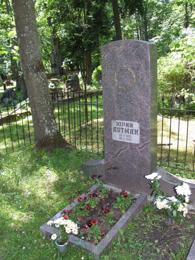 В Эстонии осквернили могилу Юрия Лотмана 